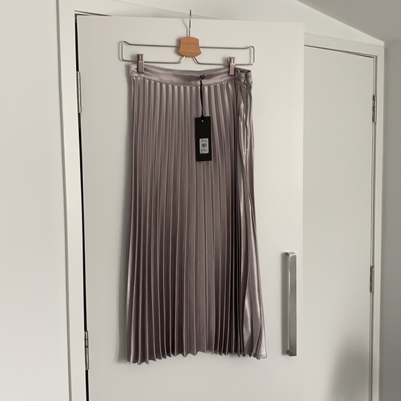 MAX | Brand new metallic pleated skirt - Picture 7 of 8